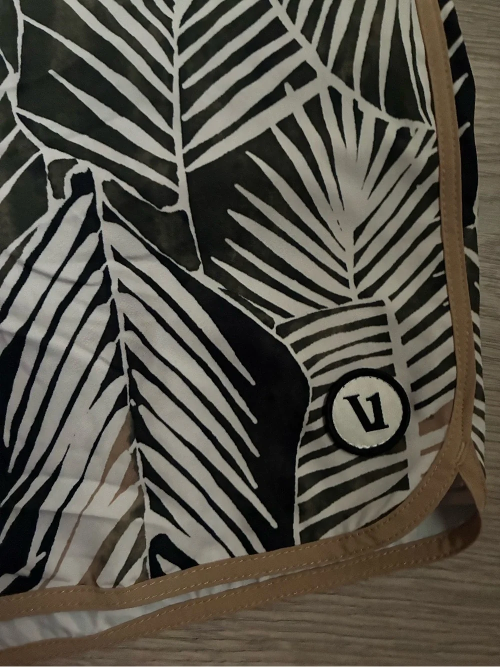 Vuori Men's Cruise Board Shorts Wheat Fronds Palm Print Tan White Size 36